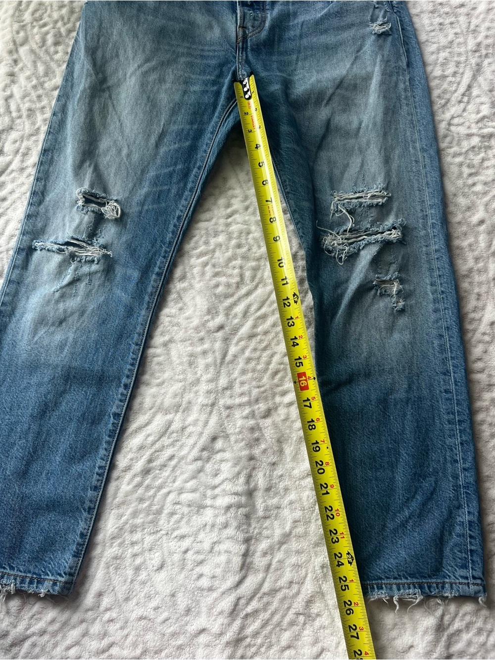 Levi’s Distressed SlimFit Jeans Women’s 27x32 Light Wash Ripped Denim Frayed Hem - Picture 7 of 11